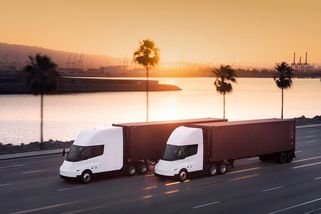Tesla oznámila sériovou výrobu tahače Semi, zpoždění nabralo sedm let - Novinky