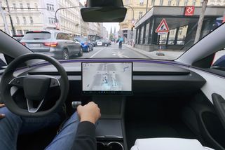 Ministerstvo povolilo Teslám automatické řízení. Nadšenci už jezdí Prahou