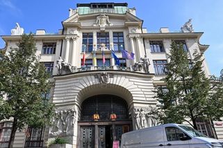 Stíhaný pražský úředník, který podle policie schvaloval projekty rodinné firmě, skončil na magistrátu