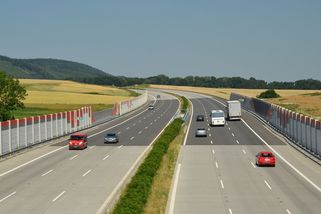 Za podjíždění na dálnici vyfasujete hodně tučný flastr. Ale jsou tady dvě beztrestné výjimky... - Garáž.cz