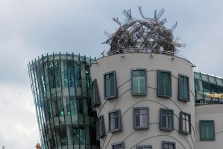 Tančící dům letos slaví 30 let. Navštívili jsme výstavu k výročí | Novinky.cz: Bydlení