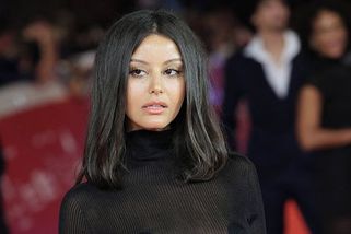 Herečka Zahia Dehar šokovala na červeném koberci. Oblékla si jen zcela průsvitnou "punčochu"! - Super.cz