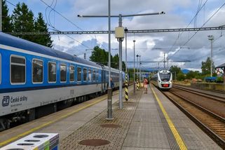 Kvůli zpožděnému vlaku rodina nestihla odletět na dovolenou. Teď po Českých drahách požaduje vrácení peněz za celý zájezd