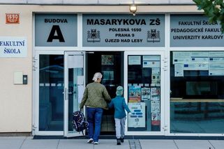 Je strašně slaboučký, je to děsivý pohled, líčí matka nakaženého syna z jídelny - Seznam Zprávy