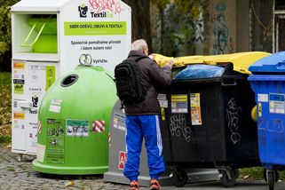 Charita, nebo byznys? Část oděvů z kontejnerů jde do obchodů na prestižních adresách - Novinky