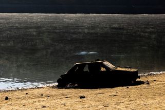 Fotky: V Praze dobře, na Vltavě sucho. Slapy odhalily vraky aut a lodí - Seznam Zprávy