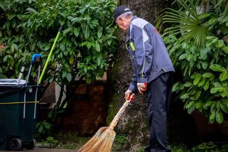 Důchodci jako levná pracovní síla: Některé nabídky končí jen pár korunami nad minimální mzdou