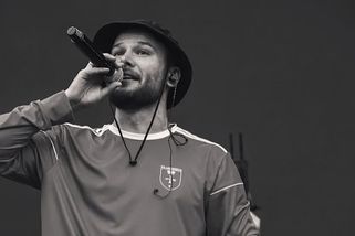 Rvačky a 63 zatčených. Koncert běloruského rapera se v Německu zcela vymkl kontrole - Novinky