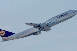 Boeing se 400 cestujícími při přerušeném přistání v Los Angeles málem škrtl ocasem dráhu. Zachytila to kamera - Novinky