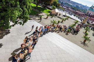 FOTO: Lidé stojí dlouhou frontu na korunovační klenoty - Novinky