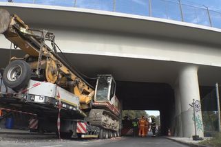 Neuvěřitelný zásah v Praze: Tahač uvízl pod mostem. Vyprošťovací tank se taky porouchal | TN.cz
