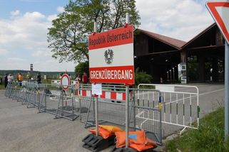 Chtěl synům ukázat Československo. Pohraničníci na něj pár metrů od Rakouska vypálili 31 nábojů - Médium.cz
