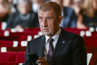 Mikuláš se zvrtl: Andrej Babiš laškoval s holým pupíkem mladé Viki. Nedrží ji násilím ve sklepě, že ne? ptali se lidé - Super.cz