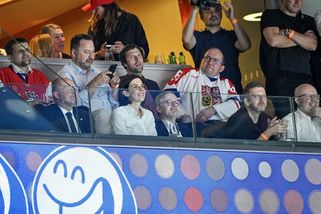 Babiš fandil s lidmi na tribuně, Fiala a jeho vládní crew ve skyboxu: Takto rozdováděného jste ještě premiéra neviděli - Super.cz