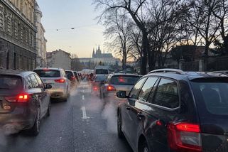 Státní dotace na zpracování ropy jsou 18x větší než kolik jde do elektromobility