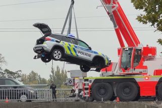 To zábradlí nemělo šanci: Expert popsal, proč auto s policisty v Praze skončilo ve Vltavě