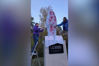 Slovenská strana Demokraté zabalila novou Koněvovu sochu do „krvavé“ plachty - Novinky