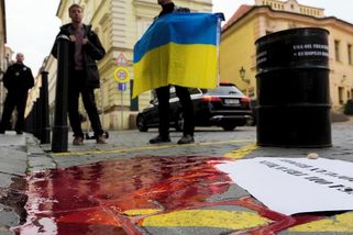 Trump je zrádce. Aktivisté vylili před velvyslanectvím USA „krev“ - Novinky