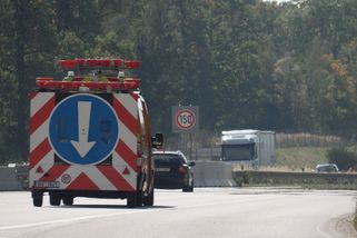 Na D3 se při povolené rychlosti 150 km/h střetlo auto s divočáky. Policie našla díru v oplocení - Novinky