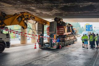 Náklad se v Praze zasekl až o most pro metro - Novinky