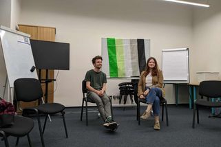 „Queer lidé netrpí proto, že jsou queer, ale protože je za to společnost soudí,“ říká Andrea Stašek z Q-Hubu, který buduje podpůrné skupiny i bezpečný prostor pro LGBT lidi