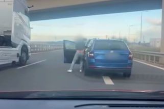 Šílenec v SUV vybrzdil na dálnici D6 ženu s dítětem a surově ji zbil. Otřesné video ukázala policie - Novinky