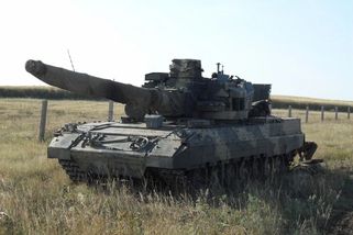 Prostřelí tank Leopard skrz naskrz. Ruská Armata dostane nový kanón