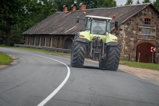 Pomalý traktor můžete předjet i na plné čáře. Ale pozor, ne vždy