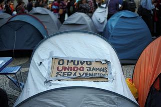 Nepokoje se šíří Evropou: Portugalská policie vyklidila protestní stanové tábory z náměstí - Novinky