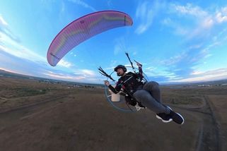 Řídí letový provoz, do práce létá paramotorem