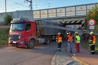 Pod viaduktem se zasekl další náklaďák, tentokrát na Pardubicku - Novinky