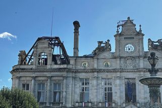 Policie zadržela druhého podezřelého ze zapálení radnice v Limoges - Novinky