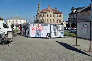 „Jiné umění“ na Chrudimsku neuspělo. Klidně to uklidím, říká autorka plechové plastiky - Novinky