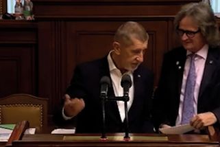 Babiš přivlekl Ševčíka k pultu, aby se omluvil za výkřiky o menopauze - Novinky
