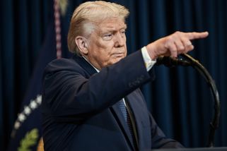 Vzpoura republikánů. Hrozí Trumpovi zablokováním 350 miliard