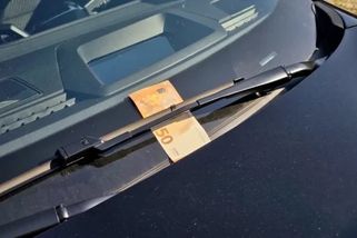 Bankovka za stěračem není štěstí. Podvodníci chtějí s její pomocí ukrást auto, zkusili to i v Česku
