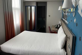 Místo domova pro seniory bydlí v hotelovém pokoji. Šetří tím peníze a užívají si podzim svého života