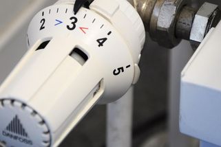 Venku je přes 20 °C, ale v panelácích se topí. Proč? - Médium.cz