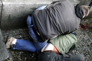 Vytáhli ho z domu a zbili. Kvůli stížnosti na zastupitelstvu mu hrozili smrtí