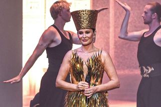 Monika Absolonová slavila 50: Coby Kleopatra se v sexy kostýmu dost odvázala, po koncertě to rozjela ještě víc - Super.cz