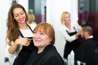 Kadeřnice po 30 letech přiznala: Tenhle účes ženám 60+ odmítám stříhat, i když si ho pořád žádají