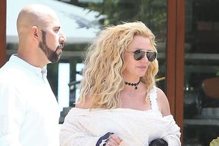 Setkání se syny nepomohlo. Britney si na videu stahuje krajkové kalhotky. Musel ji posednout ďábel, děsí se fanoušci - Super.cz