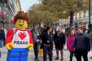 Lidé stojí v Praze nekonečnou frontu kvůli nové prodejně Lego - Novinky