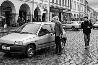 Mladá matka odemkla v roce 1995 na náměstí dveře svého Renaultu. Zoufalý muž ji následně donutil zajet do lesa