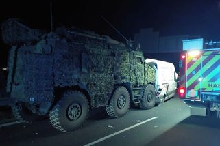 Na D35 se střetl obrněný transportér s dodávkou - Novinky