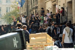 Paralyzující granát připravil během protestů ve Francii studenta o ruku - Seznam Zprávy