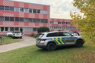 Policie zasahovala na základní škole v Praze, student vyhrožoval svým spolužákům - Novinky
