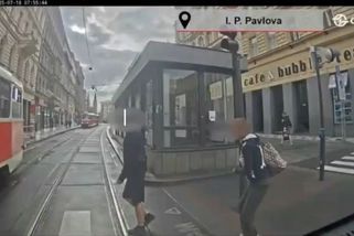 Drsné záběry ukazují srážky s chodci. Řidič tramvaje popsal nejhorší situace - Seznam Zprávy