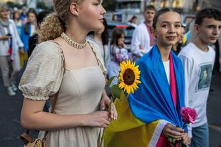 Ukrajinská matka chrání syna před válkou. V komentářích sklízí urážky - Médium.cz