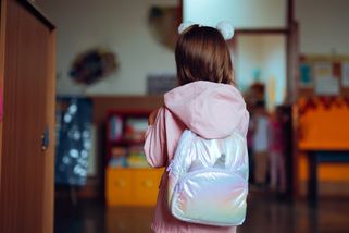 ŽENA-IN - Šestiletou dceru nechávám samotnou doma a do školy jezdí sama tramvají. Učitelka mi vyhrožuje sociálkou, nehodlám na tom nic měnit, ani nemůžu, stěžuje si Petra